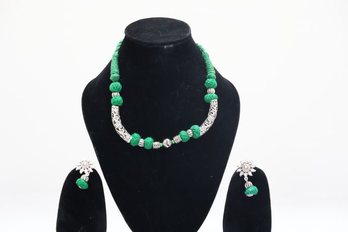 NECKLACE SILVER WITH THREAD GREEN DORI PIPE 